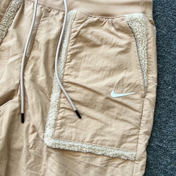 Medium Nike Essential Womens High Rise Curve Pants Shearling Pockets - Picture 3 of 7